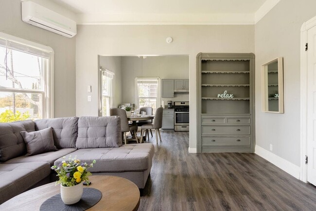 Building Photo - 731 S Marengo Ave