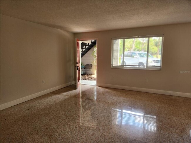 Building Photo - 3200 Fairway Ln