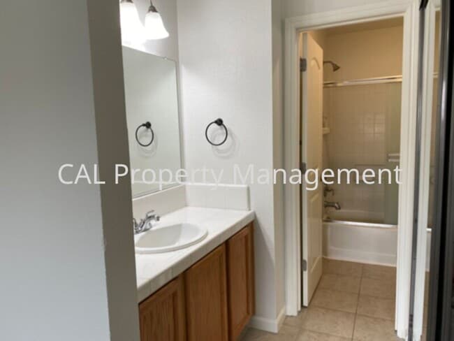 Building Photo - 2 bedroom 2 bathroom condo on North Salina...