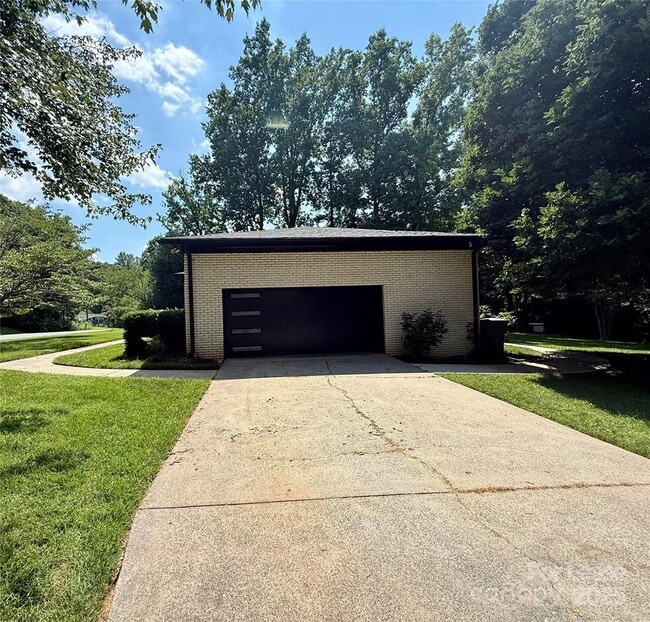 Building Photo - 4371 La Brea Dr
