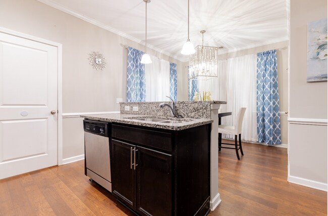 Foto del edificio - Updated 3BR Townhouse with Kitchen Island & Walk-In Closets