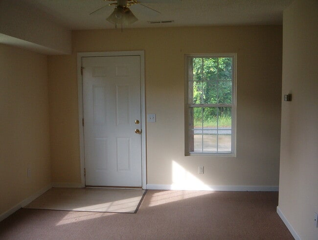 Building Photo - Cute home located in City Limits