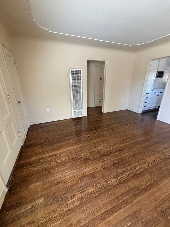 Building Photo - 2 Bedroom 1 Bath Family Home