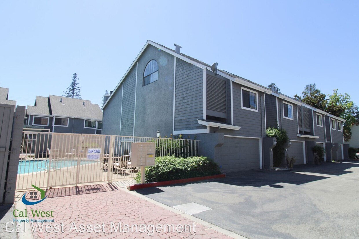 Foto principal - 3 br, 2.5 bath House - 1168 Capri Dr.