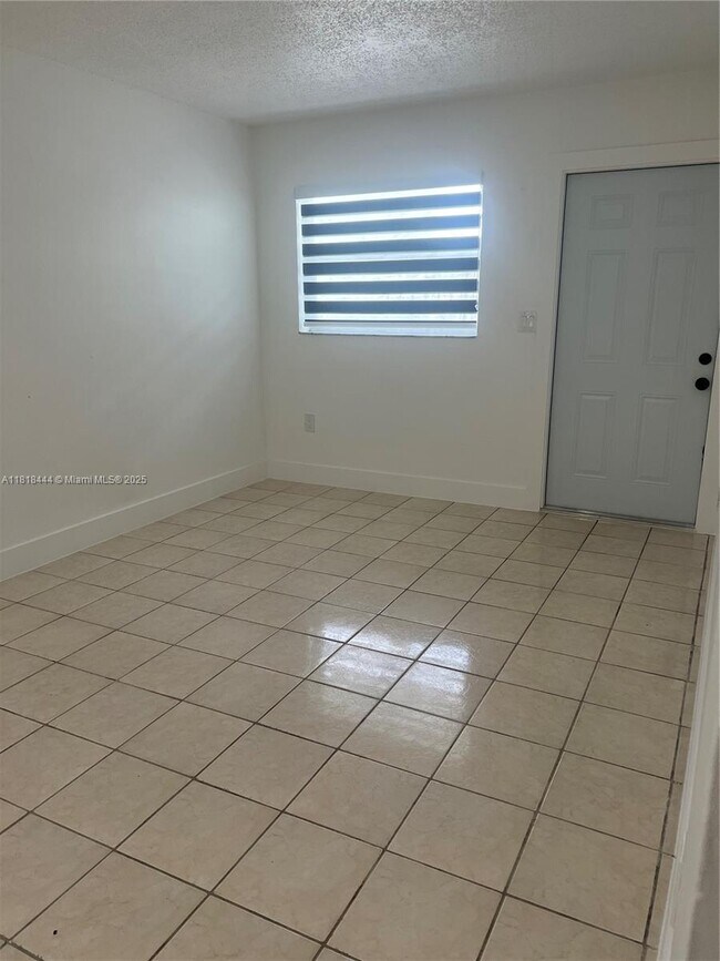 Foto del edificio - 590 NW 65th St