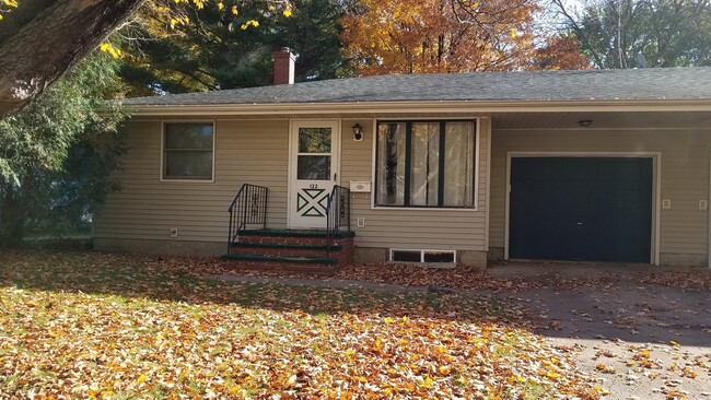 Building Photo - 3 Bedroom Duplex