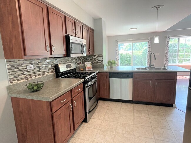 Building Photo - 868 Brompton Ct
