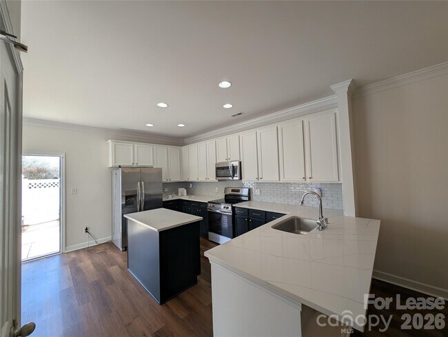 Foto del edificio - 5133 Prosperity Church Rd