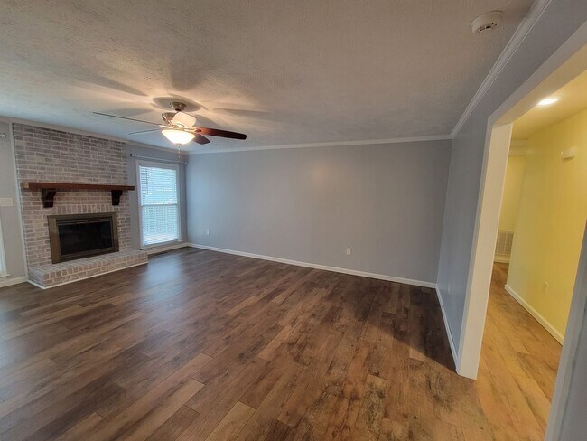 Building Photo - Fully upgraded 3 bedroom 2 bath home in Ma...