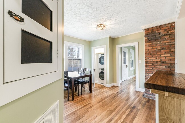 Building Photo - Fully Updated and Meticulous North Ashevil...