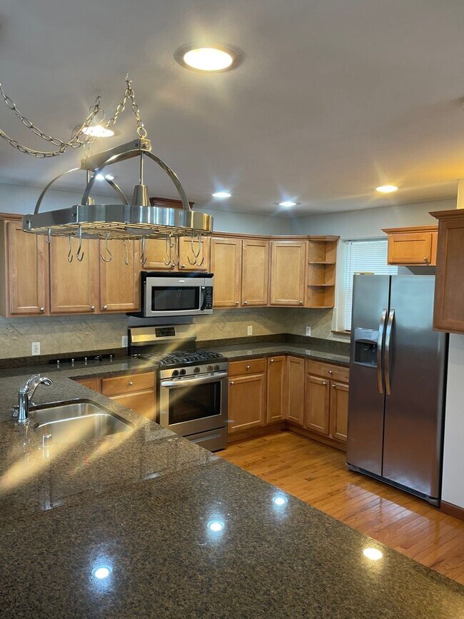 Building Photo - Huge Stand Alone Townhouse - Great space a...