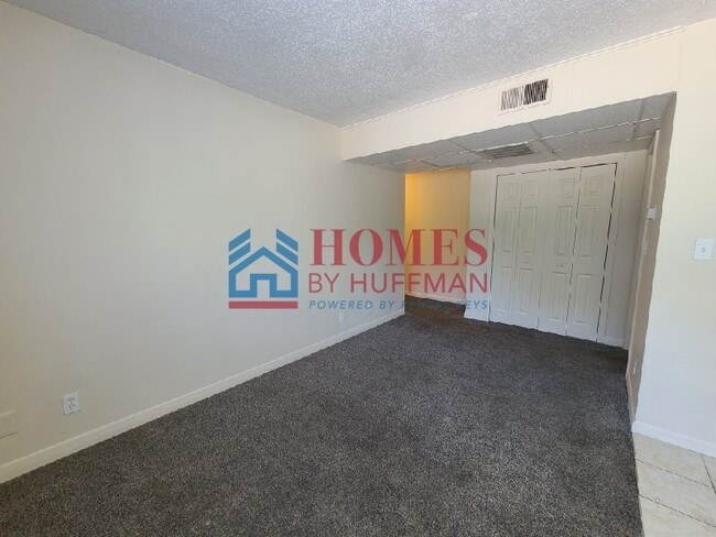 Building Photo - One Bedroom Apartment