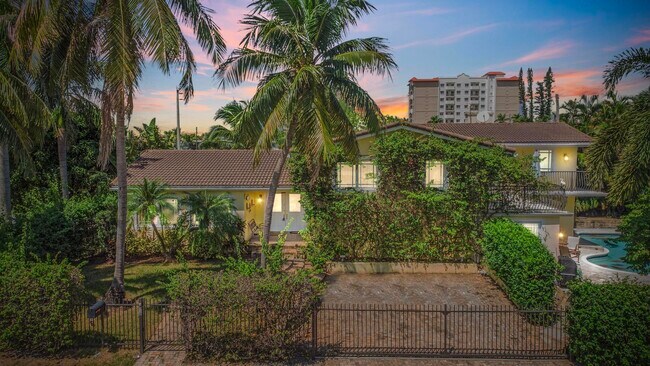 Building Photo - 518 N Riverside Dr