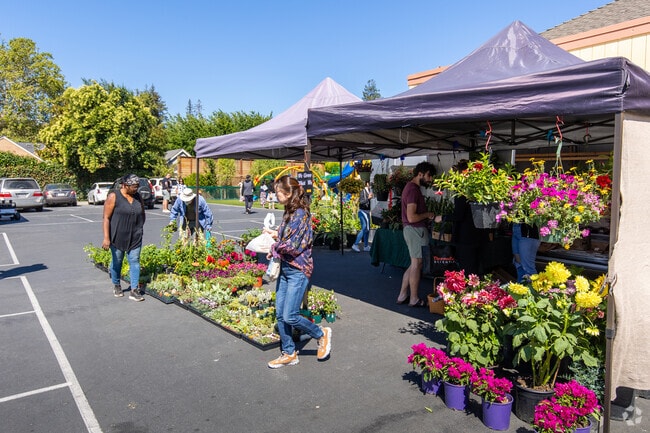 Willow Glen Farmers Market, where residents can shop for local, fresh produce.