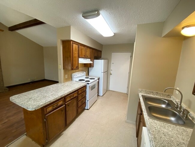 Building Photo - SPACIOUS & CUTE 2 bedroom 2 bath townhouse off Sunset Dr COMING SOON!