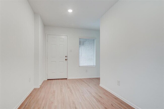 Building Photo - 310 Riverwood Village Lane