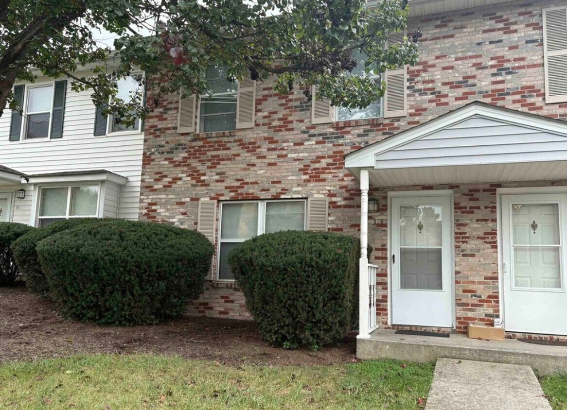 Primary Photo - Spacious Townhouse in Blacksburg, VA.