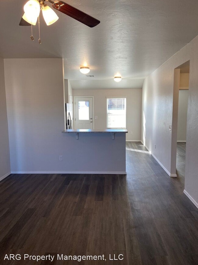 Building Photo - 3 br, 2 bath House - 560 SE 3rd Place