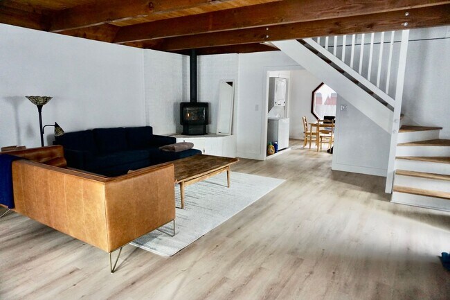 Building Photo - Large 2Bd back unit, partially furnished i...