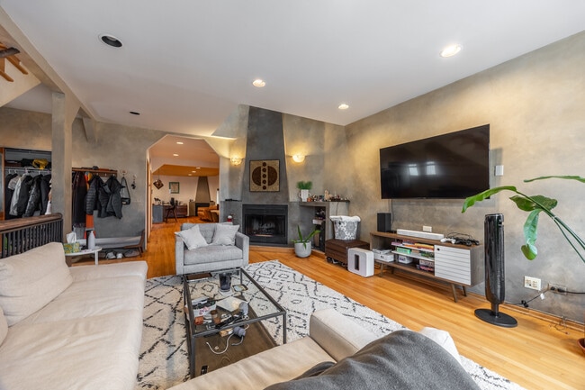 Foto del edificio - 1220 W Augusta Blvd