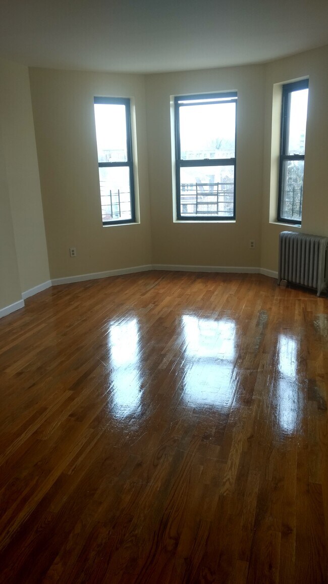 Building Photo - 288 Riverdale Ave