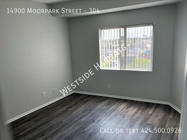 Building Photo - 14900 Moorpark St