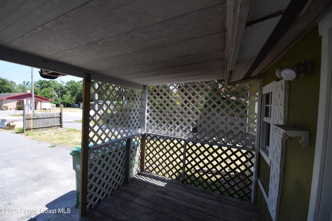 Foto del edificio - 329 Pine Ave