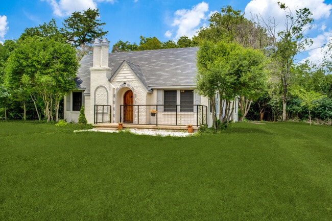 Building Photo - 133 E 7th St