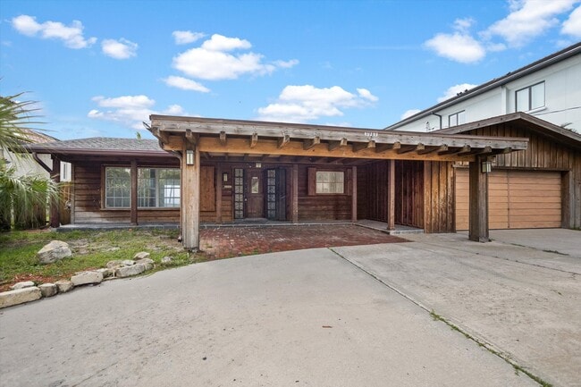 Building Photo - 3943 Bayshore Blvd NE