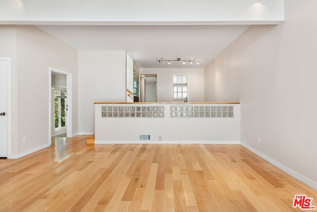 Foto del edificio - 17207 Palisades Cir