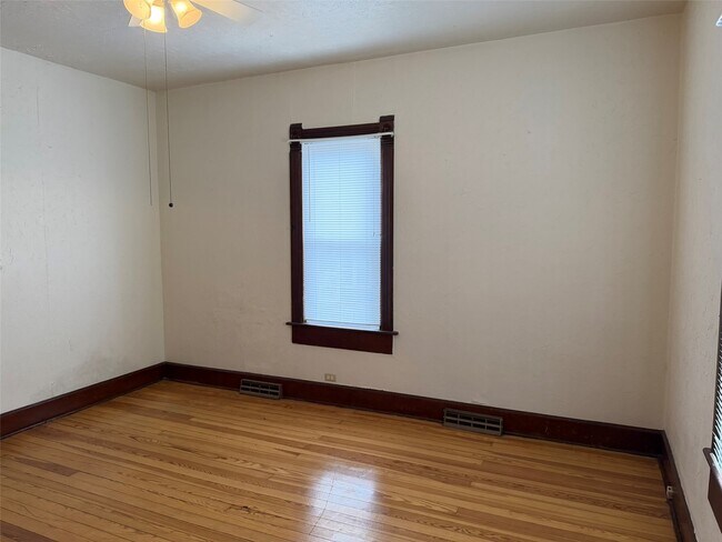 Foto del edificio - 807 Maupin Ave