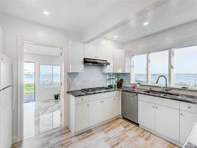 Foto del edificio - 3395 Bay Front Pl