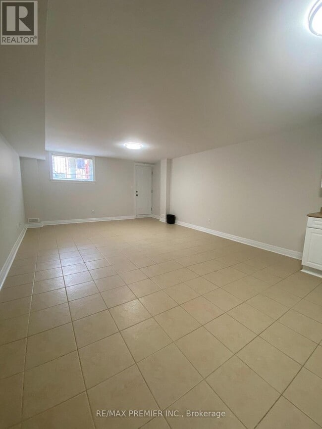 Building Photo - 34 Algarve Crescent