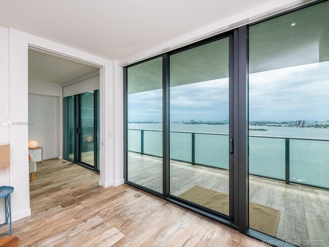 Foto del edificio - 650 NE 32nd St