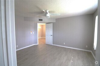 Building Photo - 301 SW South River Dr