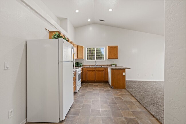 Building Photo - 3301 N Yavapai Rd E