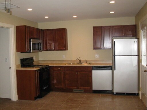 Foto del edificio - C and H Property Group 728/729 (9-plex)