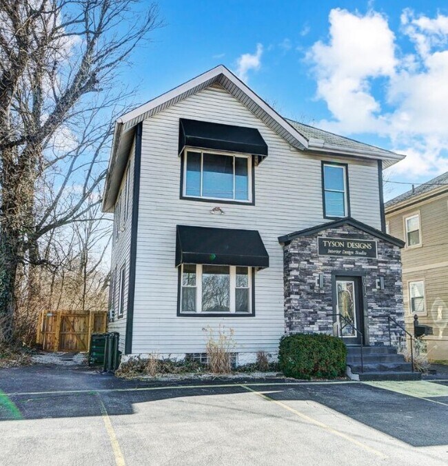 Foto del edificio - 7012 Plainfield Rd