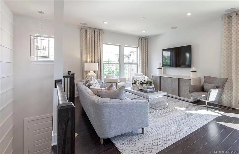 Foto del edificio - 16042 Roscoe Ln