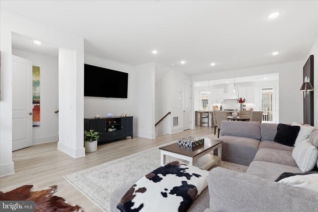 Building Photo - 9507 Maidenhair Ave