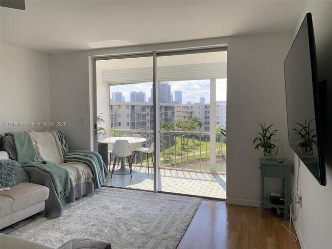 Foto del edificio - 2851 Leonard Dr