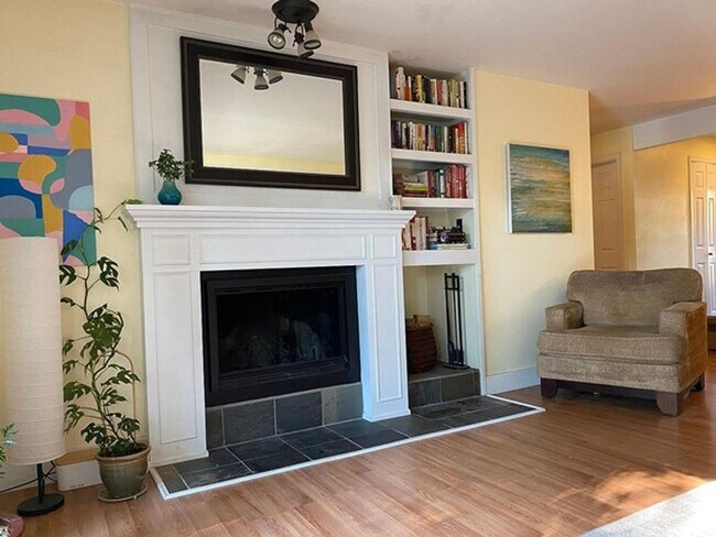 Foto del edificio - Fully Furnished 2B/1B Condo Available Now!
