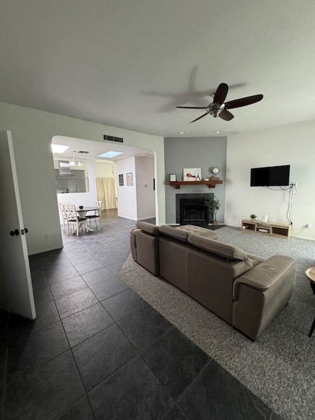 Foto del edificio - Northwest-3 bedroom/ 2 bathroom single family home w/ pool!