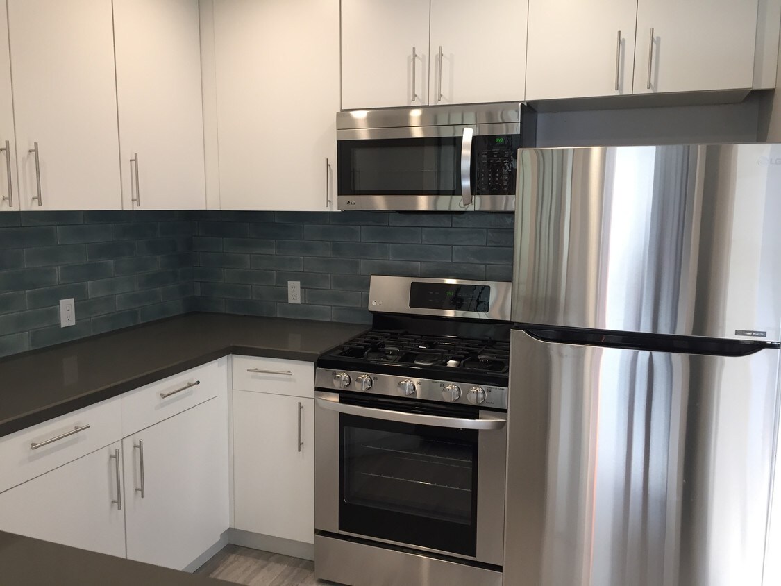 Kitchen with refrigerator - 11366 Exposition Blvd