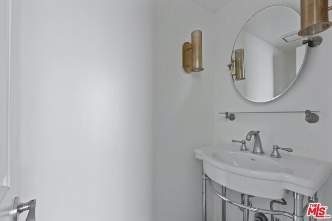 Foto del edificio - 29221 Heathercliff Rd