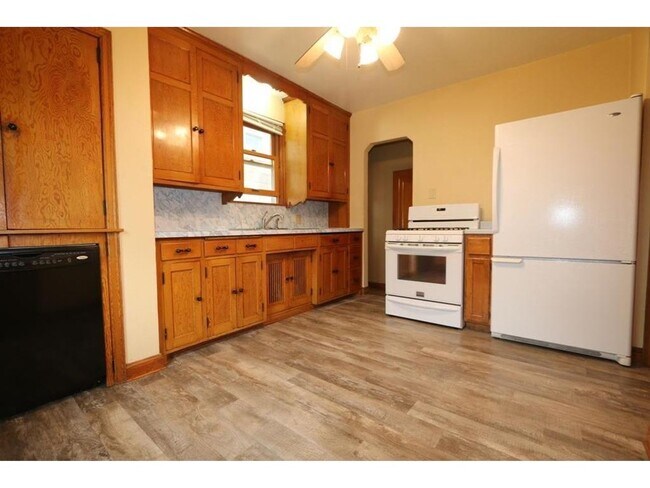 Building Photo - Near Hamline University, 6 Bdrm/3 Bath