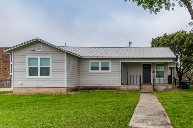 Foto del edificio - RENOVATED 2-BEDROOM DUPLEX IN OLMOS PARK T...