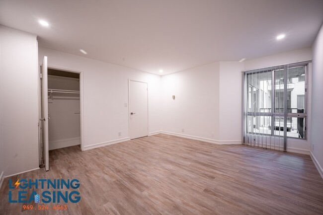 Building Photo - Spacious and Sunlit One-Bedroom Home Offer...