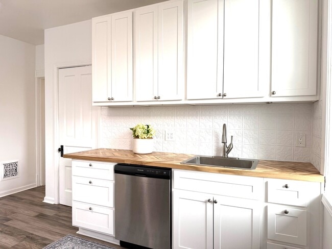 Building Photo - 3452 Alberta St