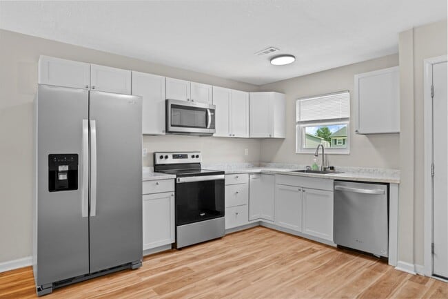 Building Photo - 1301 Farmingdale Dr